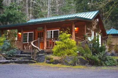 Image de Cedar cabin at Mt Rainier is custom built with queen bedroom and Murphy bed in the living room. Full kitchen. Spacious front porch with picnic tables and Bbq. . Perfect for romance or bring the kids. Private hot tub in woodland setting. Walk to Copper
