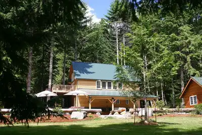 Image de Forest Retreat Cabin is meant for gathering. . . families, friends or business. . . Children welcome. Smell the fresh air! Inspire the fresh thinking! Private hot tub on back deck. Bbq, big deck, fabulous views