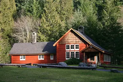 Image de This rare historic lodge at Mt. Rainier National Park has 4 bedrooms, Copper Creek frontage, a private hot tub on the creek, and is off the highway. Children welcome. Short walk to Copper Creek Restaurant.
