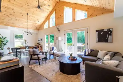 Image de Modern Chalet w/ Firepit, Bbq, Fast Wi-Fi, Deck