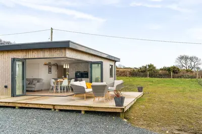 Image de Poppyfields is a stunning and modern, single-storey eco lodge conveniently situated in-between Praa