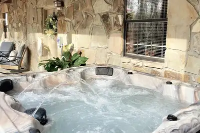 Image de Bruno's Mtn Cave: Free Attraction Tickets, Hot Tub, Arcade Game & 5 Min from Pigeon Forge