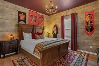 Image de 5 Bd Disney Villa: Themed rooms, Pool, Spa, Close to Parks, king master suites