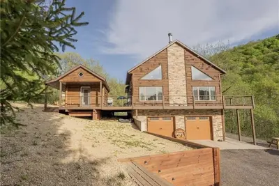 Buffalo County Log Cabin w Guesthouse and pool