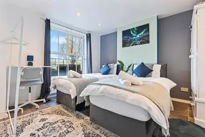 Image de Impeccable 4-Bed House with garden in Brixton