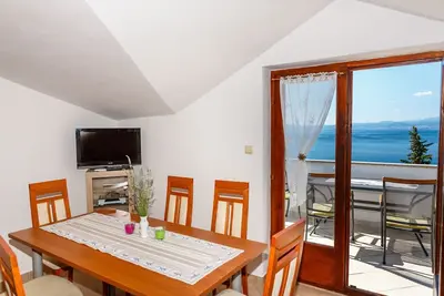 Image de Appartement de trois chambres avec la terrasse et la vue sur le mer Njivice, Krk (A-20501-a)