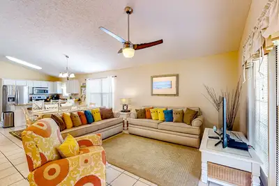 Image de Colorful home near the beach with 2 pools, bikes, beach gear, W/D, & Ac