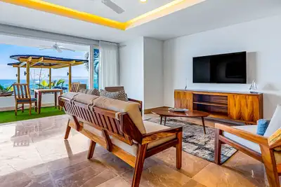 Image de Exceptional waterfront condo with pool, balcony, fitness area, & W/D