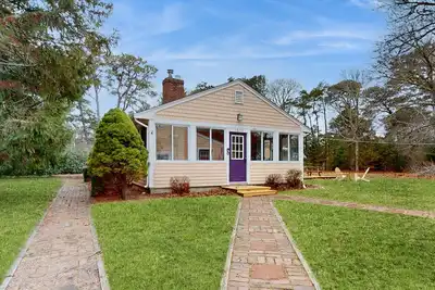 Image de Dog-friendly home with large yard - walk to Great Pond & Kingsbury Beach