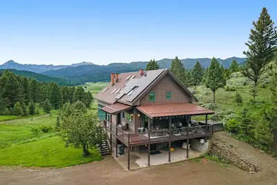 Image de Secluded mountain-view home with private hot tub, grill, fireplace, & fire table