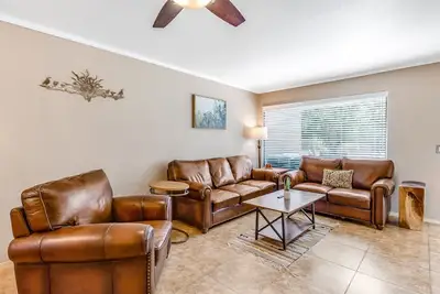 Image de Sunny condo with pool, hot tub, gym, & grill access - W/D and mountain views