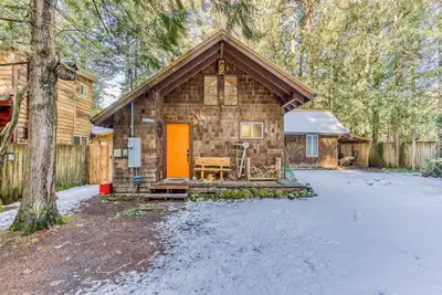 Image de Quiet, riverfront cabin with private hot tub & scenic location