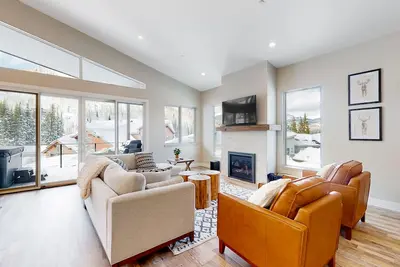 Image de Beautiful dog-friendly home with private hot tub, game room - pool & gym access