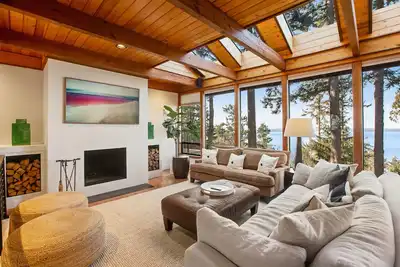 Image de Exquisite oceanfront home with balcony, gym, & washer/dryer