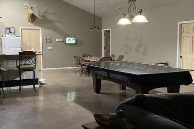 Image de Family Retreat-fishing pond, pool table and double bunks! !