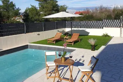 Image de Large heated saltwater pool, sea view, 2 minutes' drive from the beach