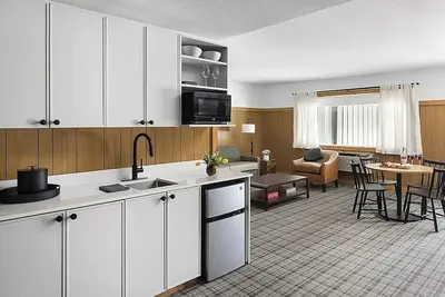 Image de All-Season Pool & Hot Tub at Retro Wyoming Lodge Ideal for Families