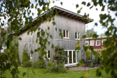 Image de Ein Haus mit Garten am Meer