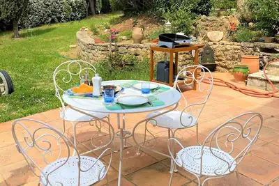 Image de Charmante maison avec jardin et piscine, proche du centre.