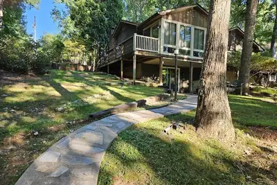 Image de Now Offering A Hot Tub & Foosball Table! <br>2 to 3 Night Minimum Year 'Round! Enchanted lakefront home