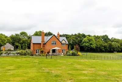 Image de Luxurious property with downstairs bedroom and wet room, large garden, games room