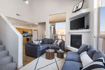 Image de Modern Townhome| Private Hot Tub | Pool Table