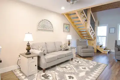 Image de Rustic Retreat 3Bed/3Ba Walk In Quiet Close to Lake TaneyComo & The Landing