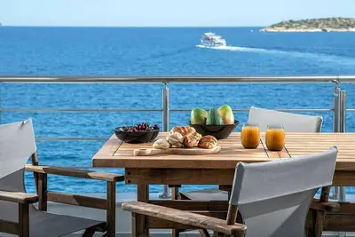 Sea View La Vista Apartment - Steps to the beach