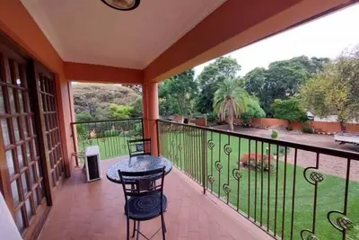 Image de Contemporary, spacious guesthouse surrounded with green garden and pool in Mount Pleasant - 2063