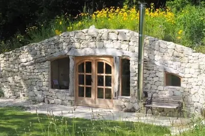 Image de Maison Terre Cabanes de Fallot / sauna -bain froid / baignade naturelle partagée