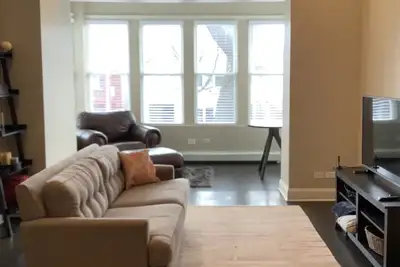 Image de Steps from the “L” train to Wrigley & Downtown