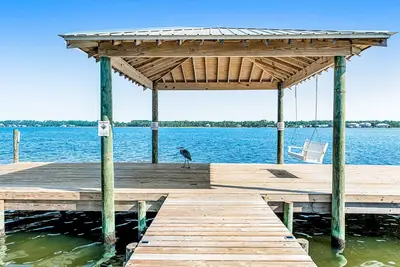 Image de Modern cottage with on-site pool, easy beach access & private outdoor areas