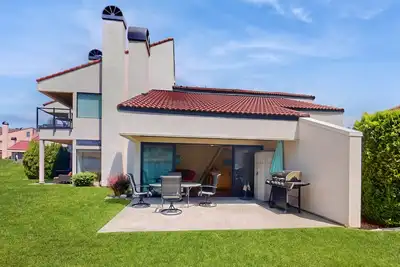 Lakefront loft studio with covered deck, views, pool, hot tub, & tennis courts