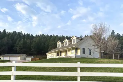 Image de Tranquil house with fireplace, hot tub, foosball table, jetted tub, & patio