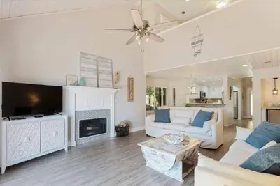 Image de Remodeled Villa with private deck on Horseshoe Lake, minutes to beach