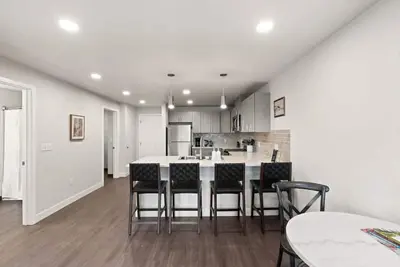 Image de King Bed! - J&K on Main Luxury Apartment 303