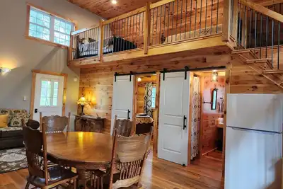 Image de Fly Away Cabin: Relax and enjoy the creek views and sounds.