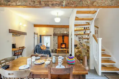 Image de Charming cottage set within a peaceful village within the foothills of the Cambrian Mountains.