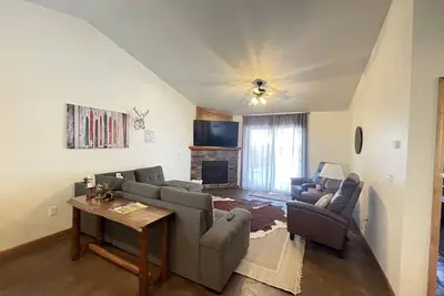 Image de Family sized cozy cabin with yard to play & hot tub- 5 min to town!