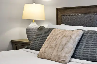 Broadway Bungalow near Dt & Bsu