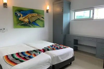 Image de Family-sized private home walking distance to airport! 2 min (car) to the ocean.