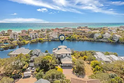 Image de Only Good Vibes|Golf Cart to Beach|Lakefront Home w/ Stunning Views & Pool