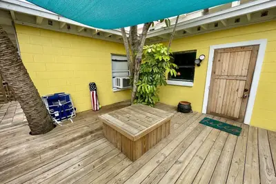 Image de Tiny Cottage - 1 Bed/1 Bath w/ Beach Across Street