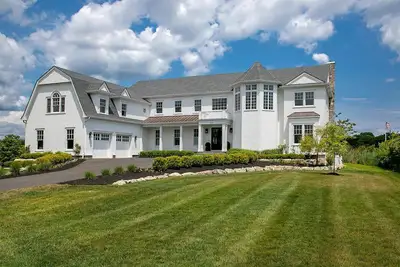 Image de Waterfront, infinity edge pool and 3 miles to the beach!