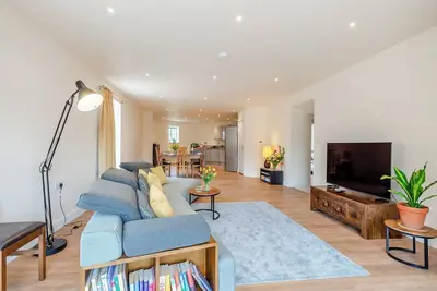 Image de A stunning property, very spacious, very modern, luxurious throughout, and in a great location.