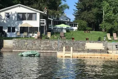 Image de 3 Lake Cottages, Waterfront for 25 Guests