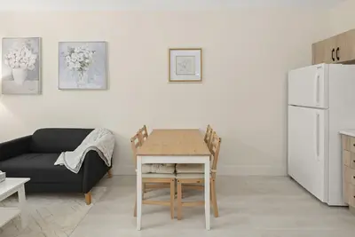 Image de Cozy suite in lovely neighborhood