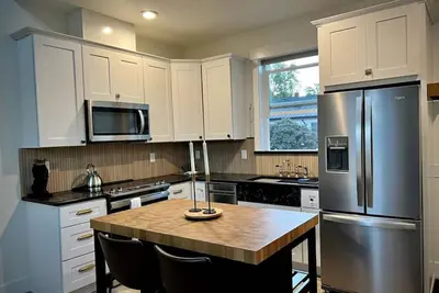 Image de Brand New Custom Built Cottage in Downtown w/Pool