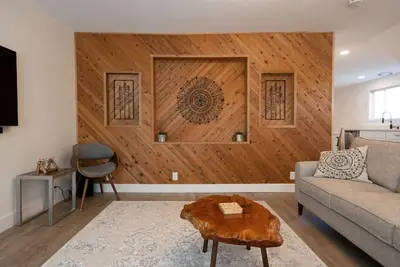 Image de Newly Renovated! - Classy Downstairs Flat