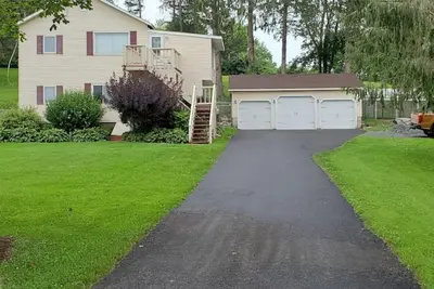 Image de Cozy Entire2 bdrm Upper Apt Decks No extra Fees